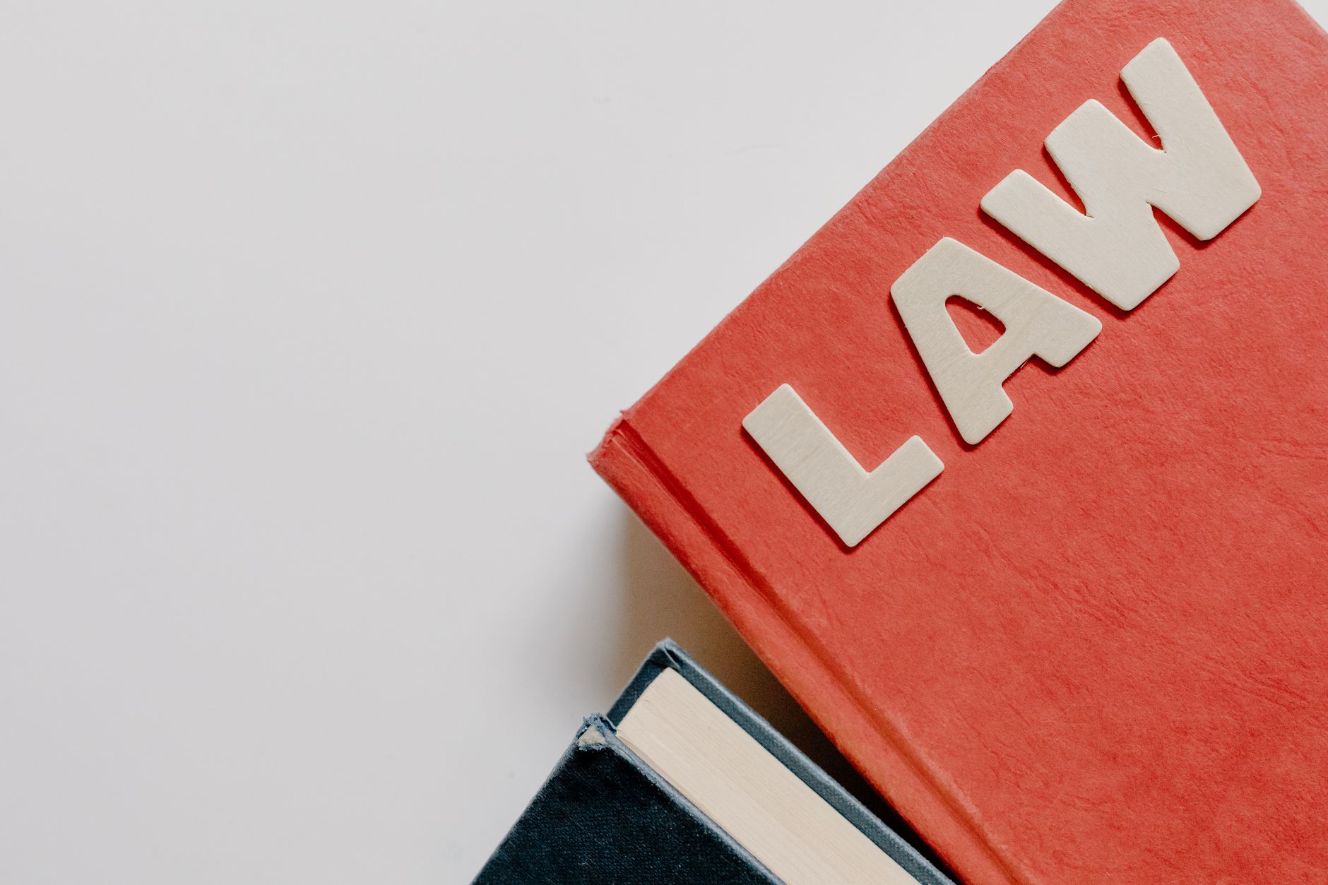 Estudio de temarios de oposiciones con libros de derecho administrativo